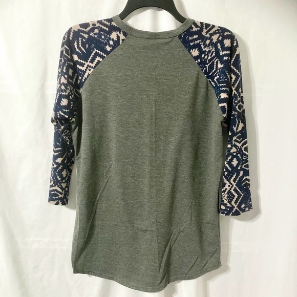 LulaRoe Women's M Gray Randy Top with Blue and Pink Geometric Sleeves - Picture 4 of 9